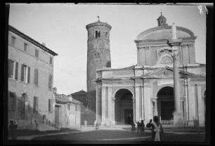 Ravenna (Italien): [Dom und Campanile] mit einer dem Domportal zugewandten Säulenfigur
