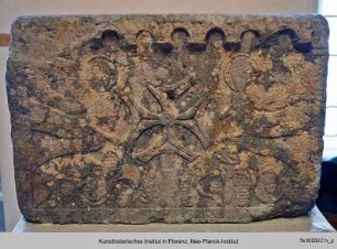 Die Verehrung des Kreuzes auf der Basis einer Stele aus Pantiani