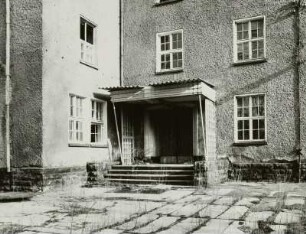 Dresden-Neustadt, Tannenstraße / östlich Hans-Oster-Straße. Ehemalige Kaserne der Sowjetarmee. Dienstgebäude, Eingang