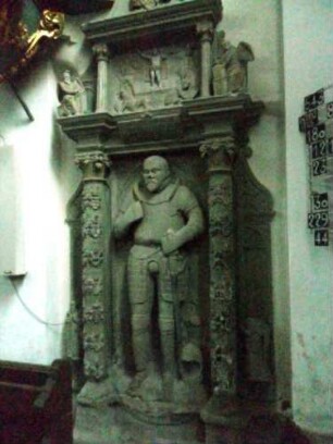 Langhaus Innen-Epitaph (Truchsessen von Wetzhausen) im Nordwesten - Jahr 1561 mit Personendarstellung in vollplastischer Technik sowie Ornamentierung