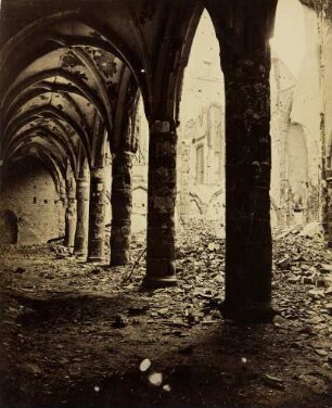 Ruine der Peterskirche? Seitenschiff