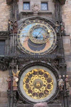 Prag - Die Astronomische Uhr am Rathaus : Die Astronomische Uhr am Altstädter Rathaus, aufgenommen in Prag im Mai 2004