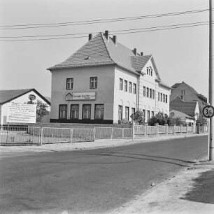 Coswig, Moritzburger Straße : Coswig. Coswiger Leuchten Sachsen GmbH, Moritzburger Straße 67. Straßenansicht