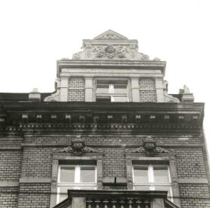 Cottbus, Straße der Jugend 11. Wohn-und Geschäftshaus (E. 19. Jh.). Seitenfenster (3. OG u. Giebel)