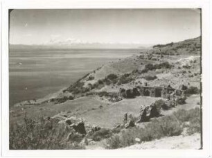 Sonnentempel-Ruinen auf der Sonneninsel im Titicacasee mit der Cordillera Real im Hintergrund