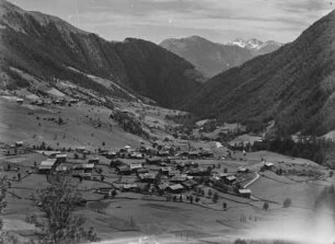 Bergdorf : Blick über die Gemeinde Prägraten (ca. 1312m) an den Hängen der Venedigergruppe.