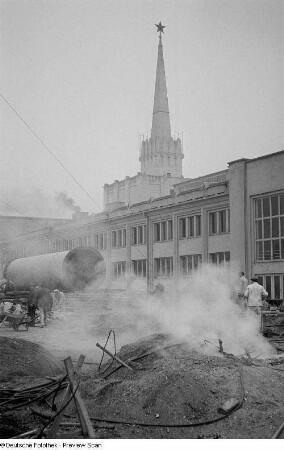 Montage eines 33 Tonnen schweren Mühlenzylinders zur Zementfabrikation vom VEB Polysius Dessau für die Leipziger Frühjarsmesse