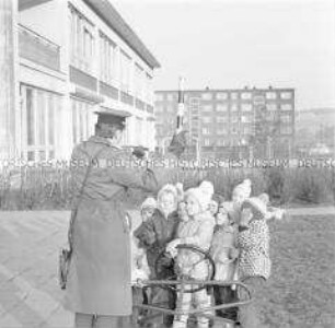 Verkehrserziehung für Kinder der Kinderkombination Karl-Marx-Stadt durch einen Volkspolizisten