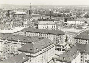 Dresden. Blick vom Rathausturm nach Norden über die Ernst-Thälmann-Straße zum Schloß und zum Neumarkt