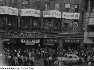 Blick auf die mit Passanten gefüllte Petersstraße während der Herbstmesse 1953