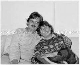 Frau und Mann auf dem Sofa (Sonderthema: Familienbilder)