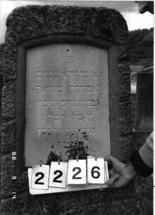 Grabstein 2226 (Index: 100097287) Maße HxBxT: 132x53x36 cm: Grabstein 2226 (Detailaufnahme)