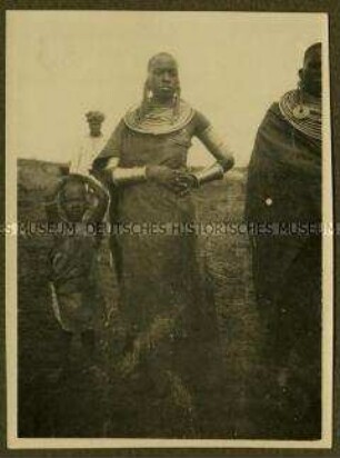 Massai-Frauen mit Kind