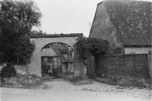 Torbogen : Blick durch einen Torbogen auf ein Fachwerkhaus