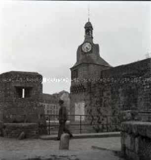 Glockenturm im Hafen von Concarneau an der französischen Atlantikküste