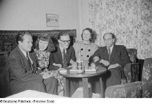 Gruppenporträt mit Renate und Roger Rössing und Freunden