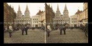 Passanten und Kutschen am Wosskressenski-Tor, auch Iberisches Tor oder Auferstehungstor, Moskau