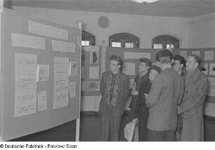 Besucher vor Schautafeln