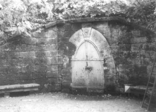 Berggießhübel-Zwiesel (Bad Gottleuba-Berggießhübel-Zwiesel). Mundloch des Zwieseler Erbstollens (verschlossen). Ansicht mit Einfassungsmauer und Sitzbänken