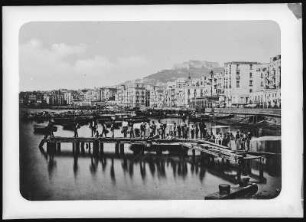 Neapel, Italien. Marina, Hafen und Promenade nach Vomero mit Castel Sant’Elmo