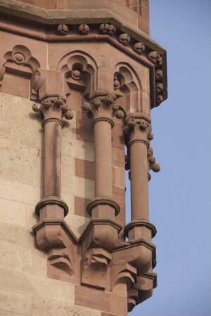 Freistehende Säulen auf Kragsteinen unter einer Eckwarte des Nordturms