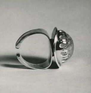 Offener Ring aus Gold mit Rufil-Bergkristall von Erika Brockhausen