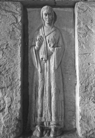 Gernrode, ehem. Stiftskirche St. Cyriakus, Hl. Grab, Westwand der Grabkammer, weibl. Figur (vermutl. Maria Magdalena)