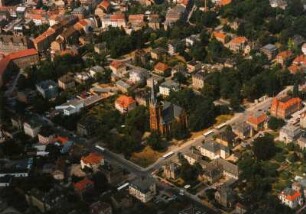 Bautzen. Südost-Vorstadt mit August-Bebel-Platz, August-Bebel-Straße und Maria-Martha-Kirche gegen Grünring (ehemals Stadtmauer) und äußere Altstadt. uftbildschrägaufnahme von Süden
