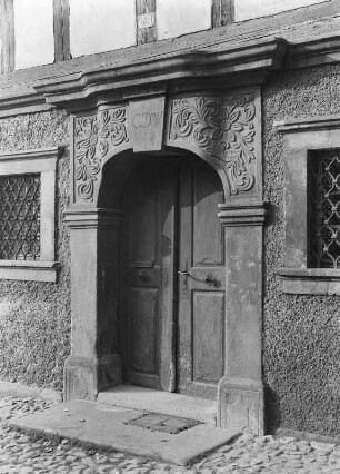 Türstock von 1730 in Großschönau : Großschönau, Schenaustraße 4. Wohnhaus, Türstock aus Sandstein, bezeichnet 1730
