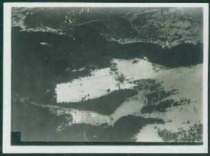 Foto des zusammengeschossenen Gaschney-Wirtshauses mit deutlich erkennbaren Geschosseinschlägen (Luftbild)