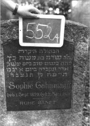 Grabstein 552 (Index: 100111511) Material: Granit Zustand: gut Maße HxBxT: 100x60x21 cm Beschreibung: konische Stele, Segmentbogenabschluß, Schriftplatte: Grabstein 552A