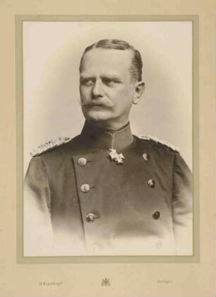 Alexander von Normann in Uniform mit Orden, Oberst (preuss. Offizier) und Regimentskommandeur von 1898-1900, Brustbild in Halbprofil