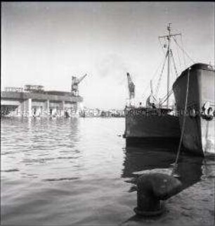 Großbunker für deutsche U-Boote in einem Hafen an der französischen Atlantikküste
