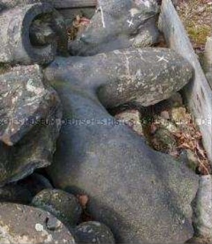 Fragment einer Zeughaus-Bauplastik: Bein eines Kriegers aus der ......-Gruppe (Dachbalustrade, .....seite) ???
