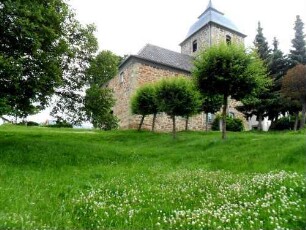 Evangelische Kirche - Kirchturm und Langhaus von Südwesten über ehemaligen Kirchhof in Übersicht
