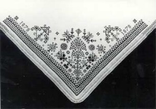 Teil einer Tracht aus Schleife : Kleidung - Schleifer Tracht. Ort: Slepo / Schleife. Halstuch aus dem Jahre 1878 mit Kreuzstich. Das Original ist im Sorbischen Museum.