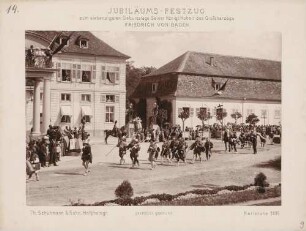 Kostümierte zu Fuß beim Jubiläums-Festzug zum 70. Geburtstag des Großherzogs Friedrich I. von Baden vor dem Karlsruher Schloss