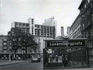 U-Bahn-Ausgang in der Rosa-Luxemburg-Straße an der Volksbühne mit Blick auf das Kino Babylon in Berlin (Ost)