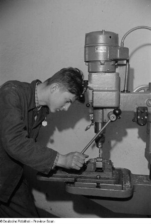 Porträt des Arbeiters Benno Unger am Bohrer