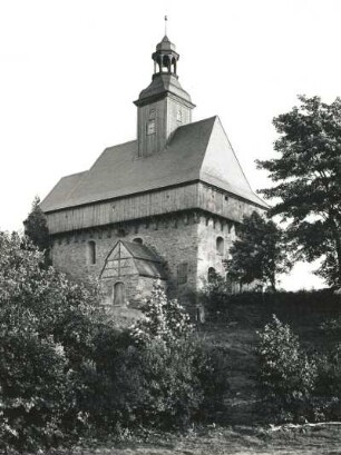 Lauterbach, Wehrgangkirche : Blick auf die Wehrkirche mit seitlichem Anbau