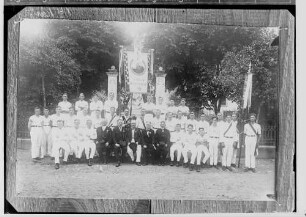 25jähriges Stiftungsjubiläum des Turn- und Sportvereins Steinhilben; Männergruppe des Vereins vor dem Kriegerdenkmal; Fahne des Turngaus Hohenzollern; in der ersten Reihe, 5. von links: Hans Hinger, Funktionär des Turngaus Hohenzollern