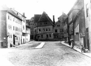 Steinbockgasse - Blick von der Oleariusstraße gen Osten. rechte Bildseite: Steinbockgasse 5 (Eckhaus zur Oleariusstraße); Steinbockgasse 4 (Gerber, Schuhmachermeister); Steinbockgasse 2, 3. linke Bildseite: Trödel 12 (Zeising u. Pötzel, Malerei); Trödel 13 (dahinter). Bildmitte: Trödel 6 (Möbelgeschäft Herbst)