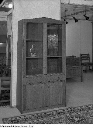 Ausstellungskoje mit Vitrinenschrank des VEB Möbelkombinat Dresden-Hellerau