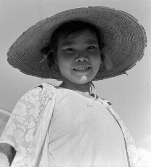Portrait eines Mädchens mit Strohhut (China 1959)