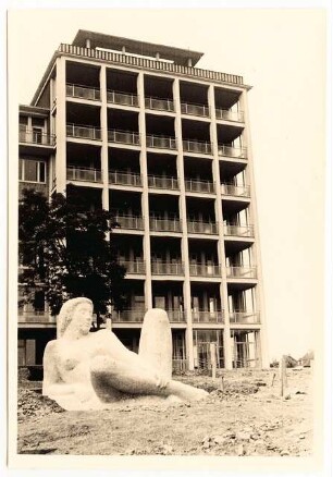 Bundesgartenschau 1955, Kassel: Skulptur vor dem Klinkum Kassel, Haus 1