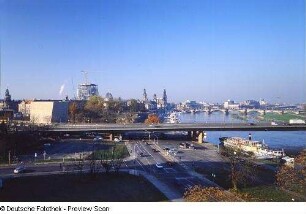 Blick aus der 12. Etage des Hotels "Am Terrassenufer" gegen Altstadtsilhouette flußabwärts