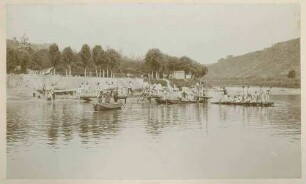Soldaten in Uniform in Booten beim Übersetzen des Neckars, am Ufer Zivilisten, im Hintergrund, rechts, Weinberge
