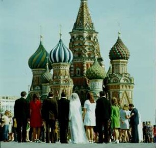 Hochzeitsgesellschaft vor der Basilius-Kathedrale