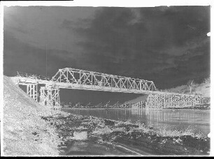 Durchstich Eltmann. Ansicht der fertigen Transportbrücke von unterstrom.