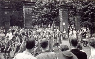 Sportfest "Das grosse Spiel" am 13.07.1957. Umzug von Sportlern durch das Schlossgartentor zur Lange Straße. Detmold. Lange Str. Papierabzug
